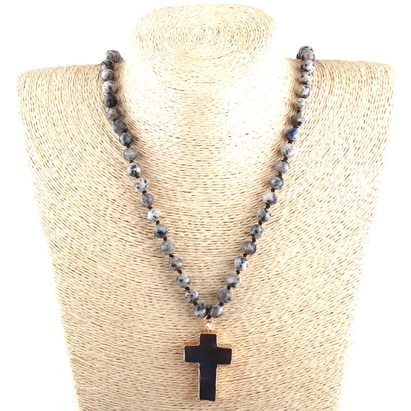 Halskette mit Schmucksteinen & Kreuz